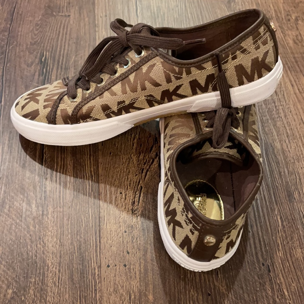 Michael kors tennis shoes gentle used! Size 7.5 - Picture 4 of 4